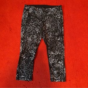 Lululemon Women’s size 10 leggings With Mesh and 2 side pockets